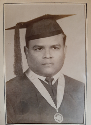 Fotografía del Dr. Francisco Pérez Guilén al graduarse